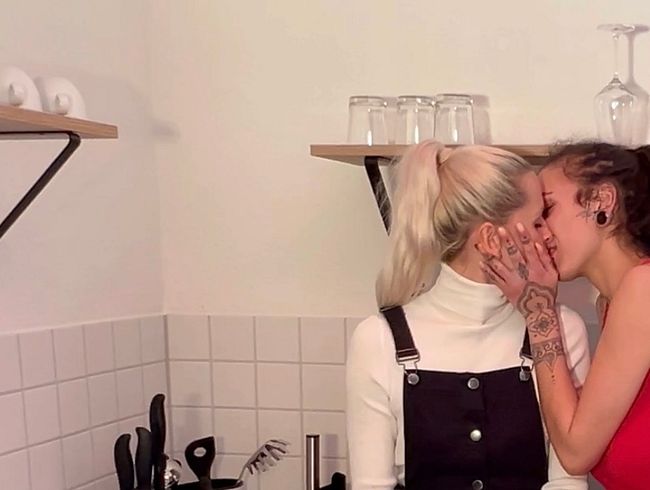 Mädelsabend eskaliert! Lecken statt ausgehen! (inurl)